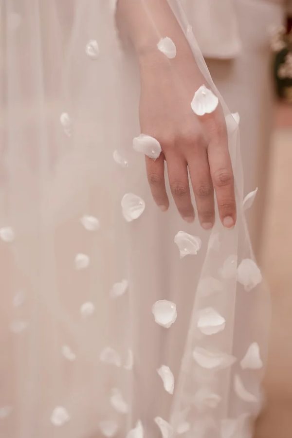 ANISA | ILLUSION PETAL VEIL - Image 4