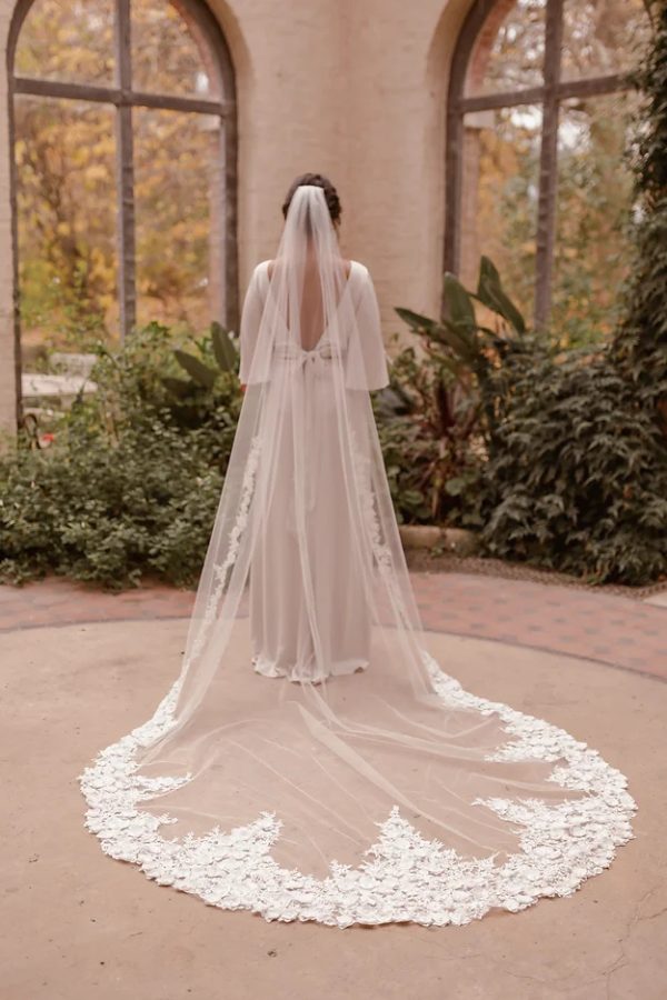 CECILIA | NARROW FLOWER LACE VEIL - Image 4