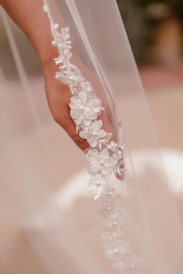 CECILIA | NARROW FLOWER LACE VEIL - Image 3
