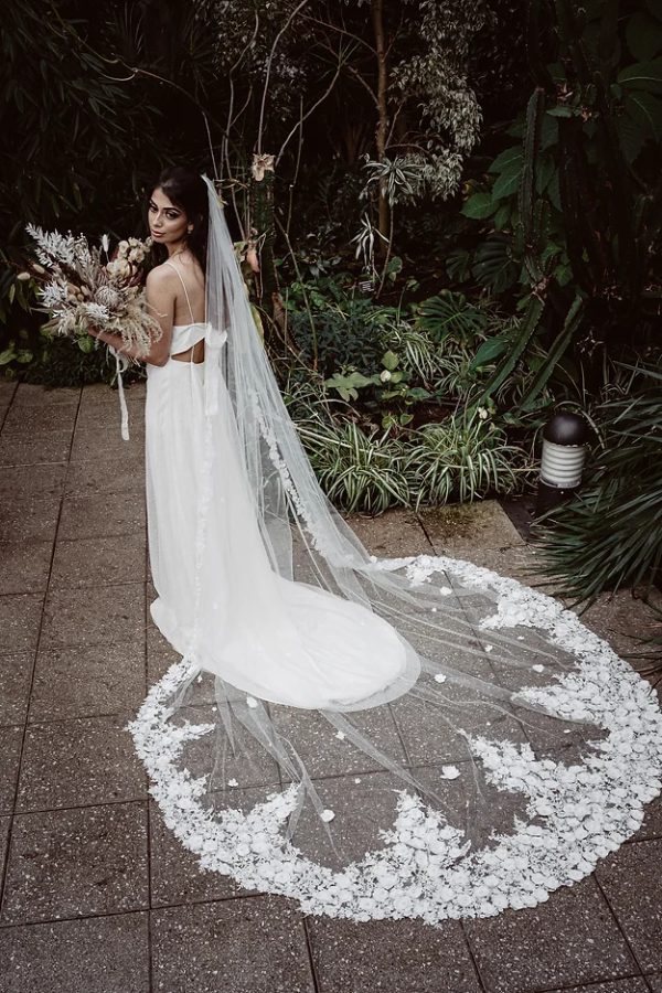 LAURA | FLOWER LACE VEIL - Image 7