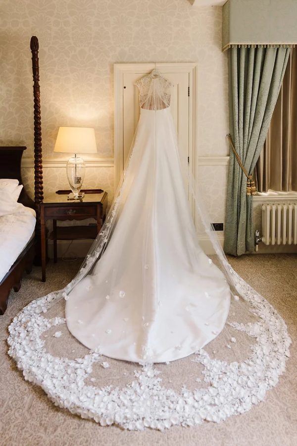 LAURA | FLOWER LACE VEIL - Image 3