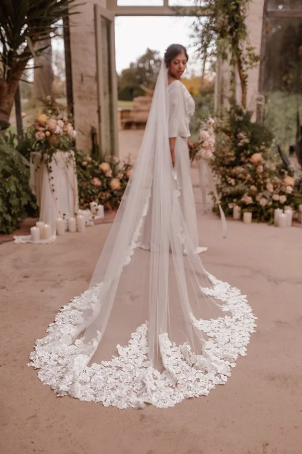 NINA | FLORAL LACE VEIL - Image 2