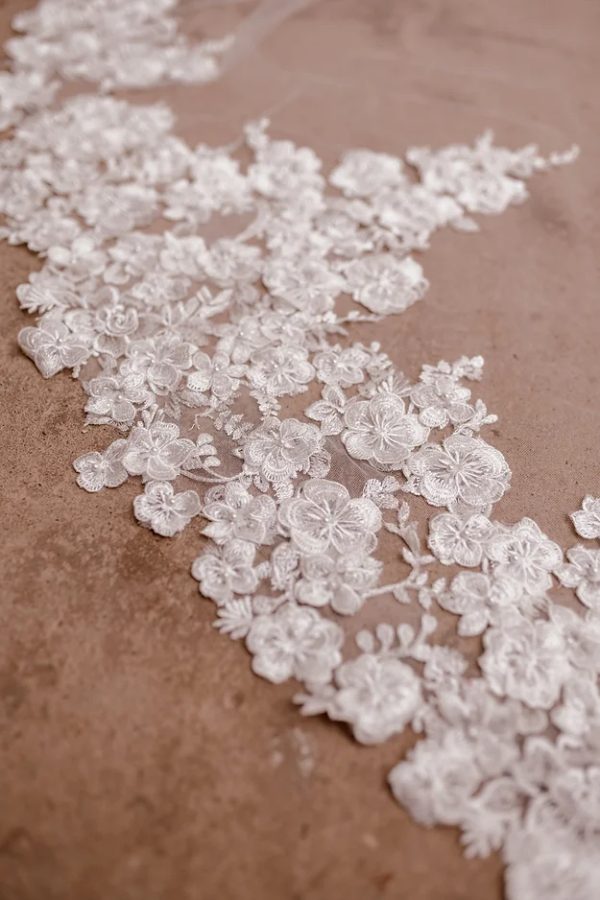 NINA | FLORAL LACE VEIL - Image 5