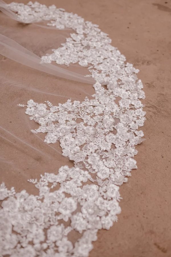 NINA | FLORAL LACE VEIL - Image 4