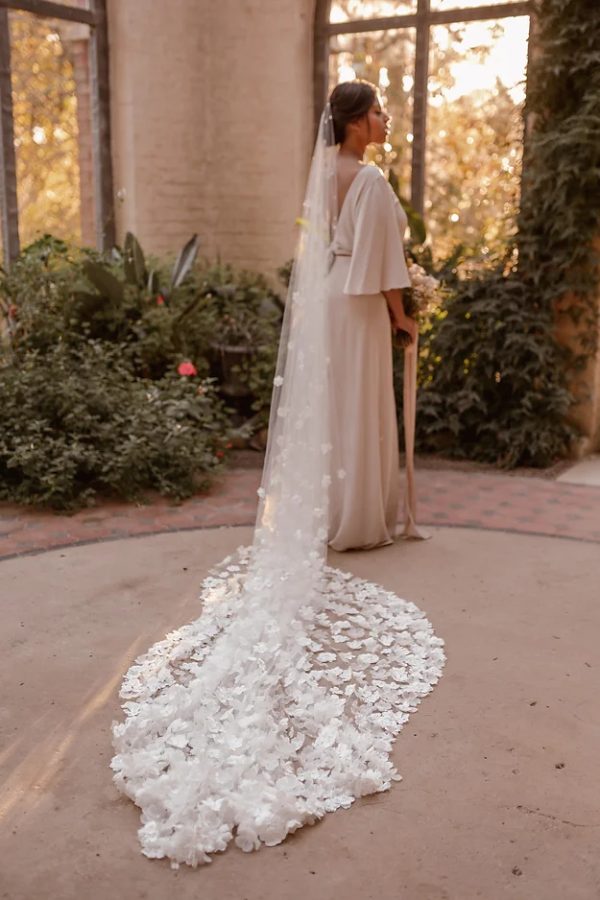 SOPHIE | DRAMATIC FLOWER VEIL - Image 3